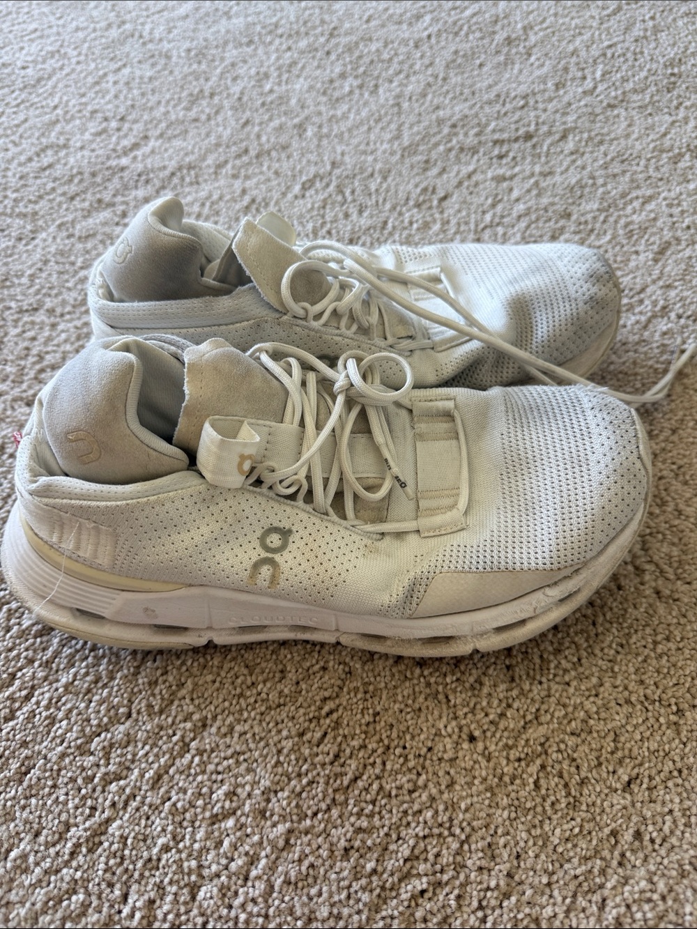 On clouds women’s White Sneakers